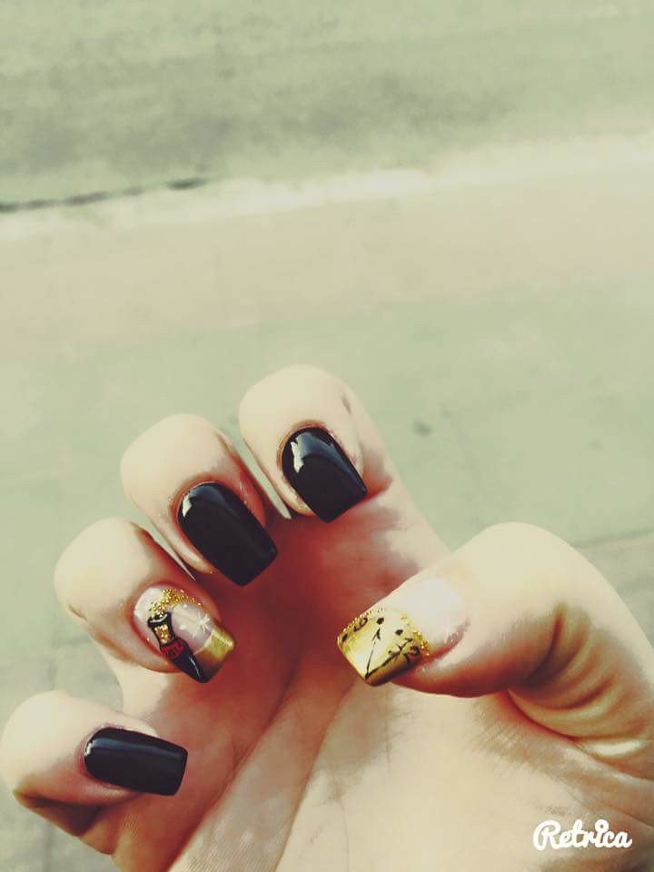 gold nail manicure