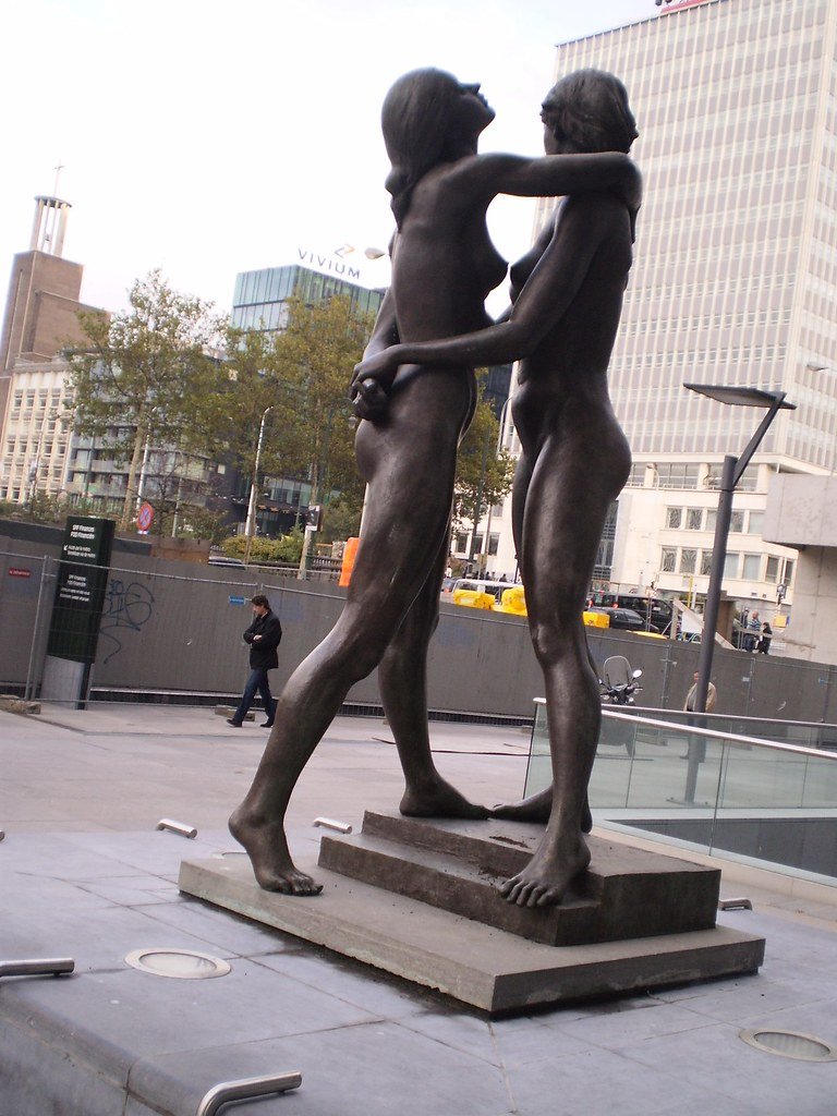 Sculpture Female Nudes Embracing 16 - Finance Tower Brussels