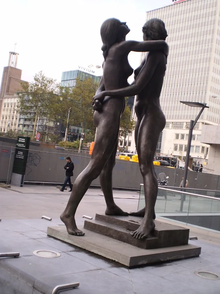 Sculpture Female Nudes Embracing 16 - Finance Tower Brussels