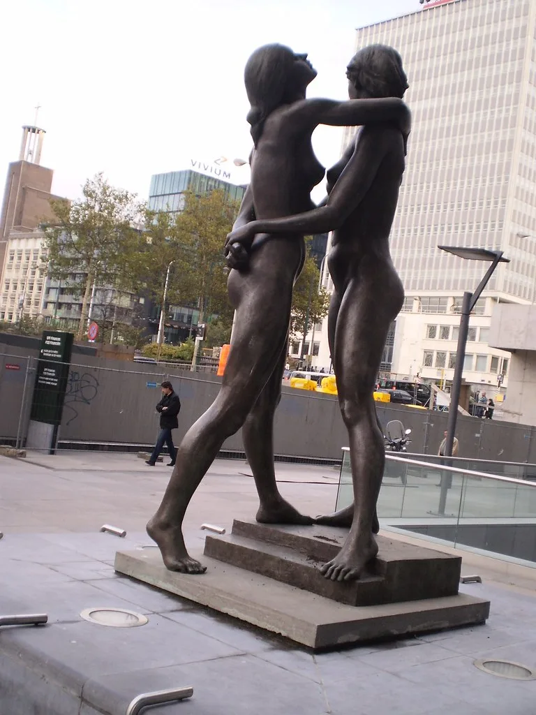 Sculpture Female Nudes Embracing 16 - Finance Tower Brussels