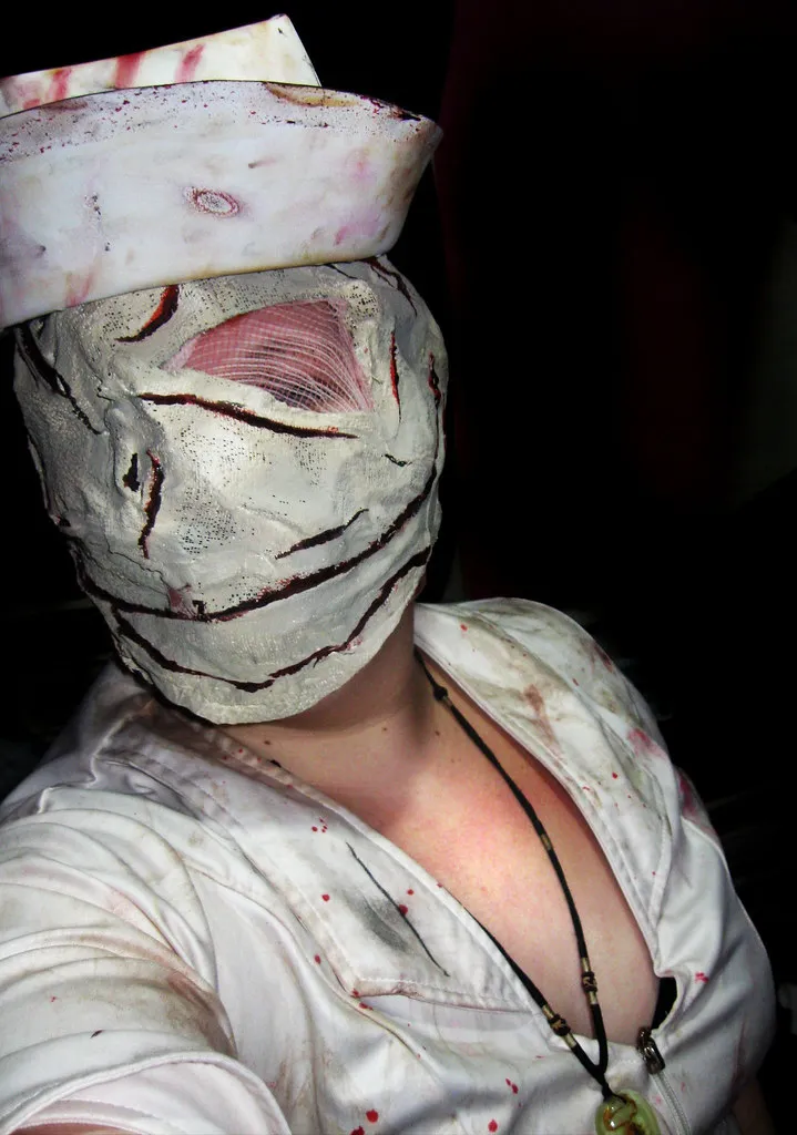 Silent Hill Nurse Cosplay <em>with tutorial</em>” loading=”lazy” /><figcaption>Zdjęcie: <a href=