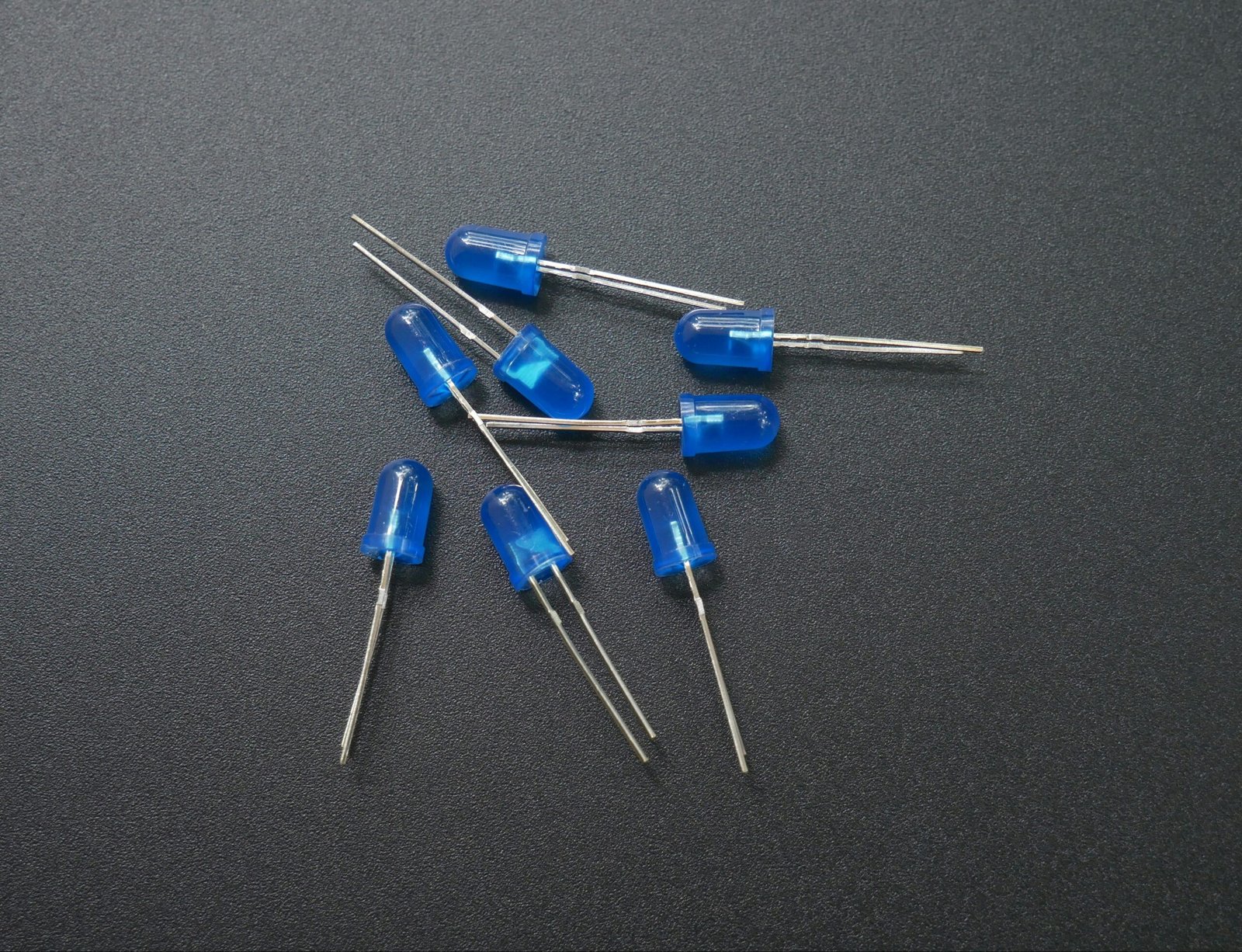 a group of blue capacitors sitting on top of a table