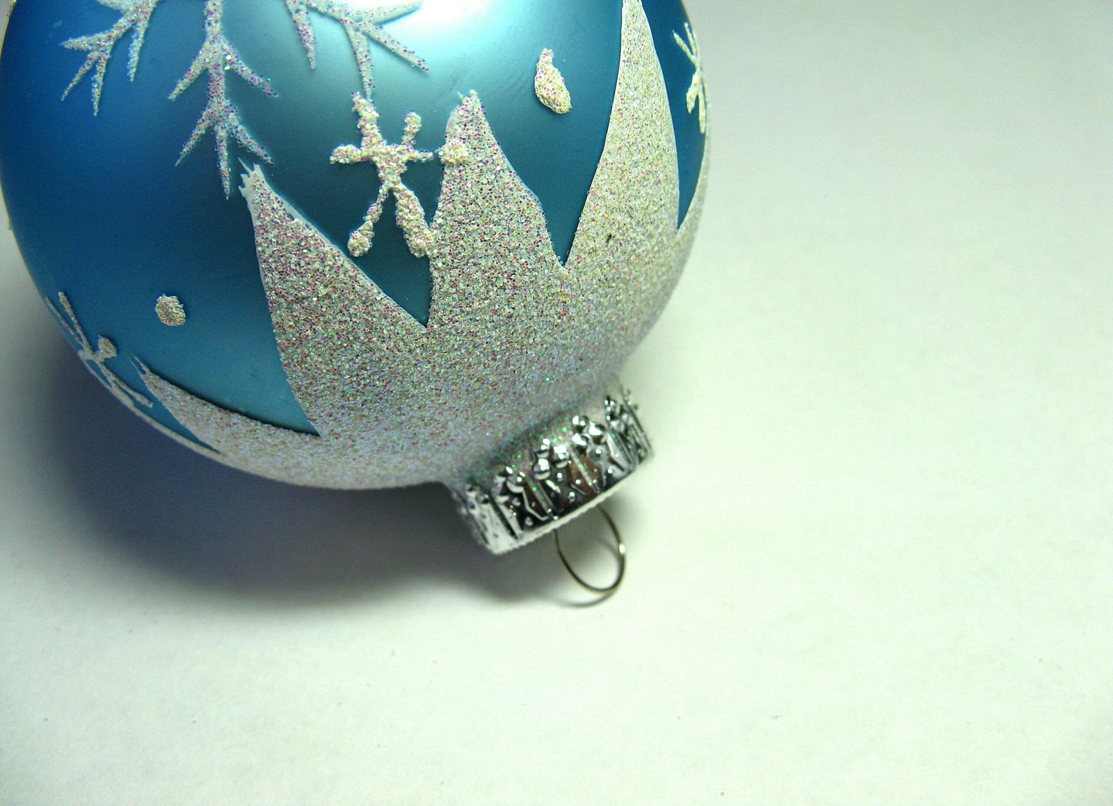 a blue hat with a diamond