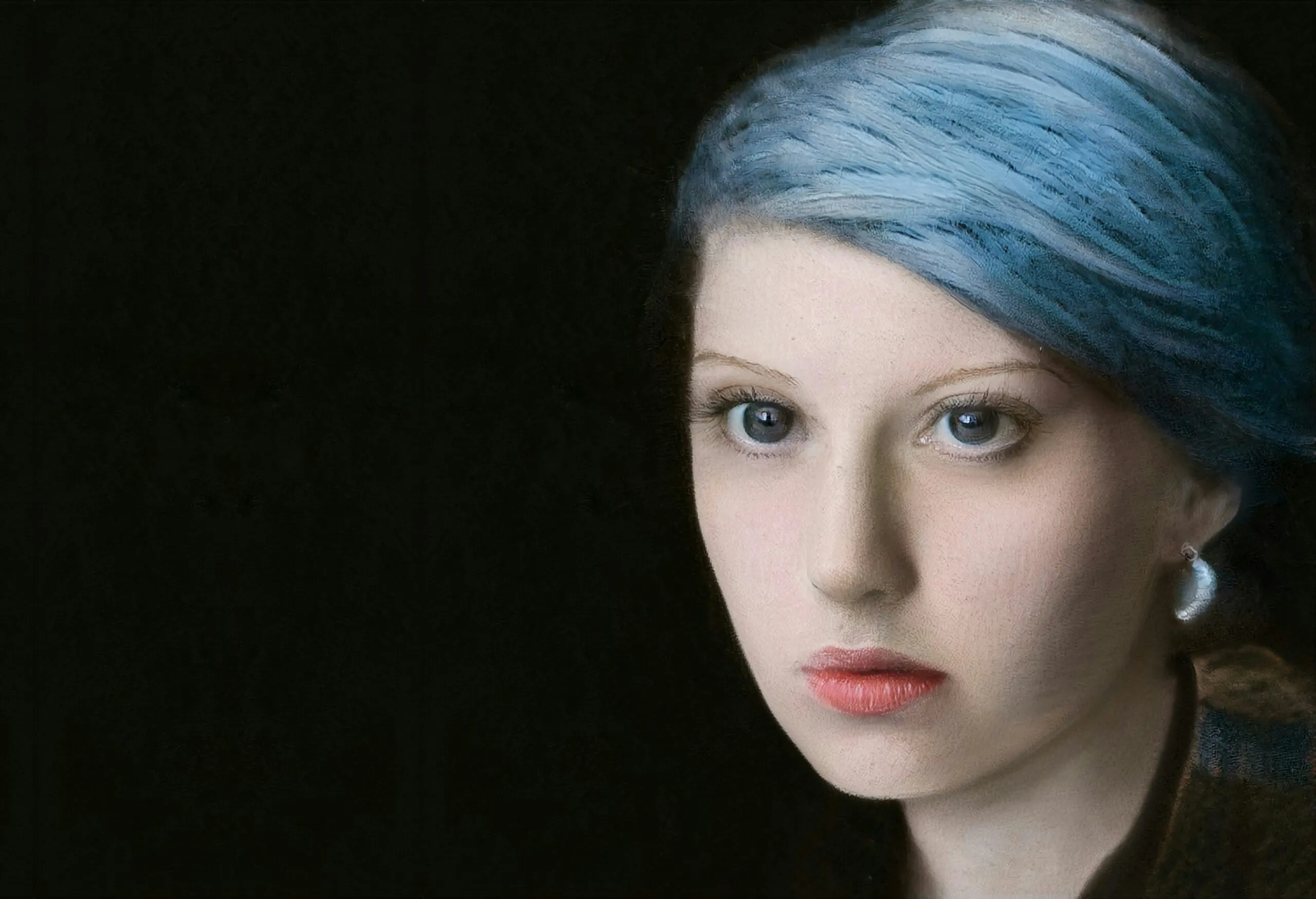 woman with blue hair and red lipstick