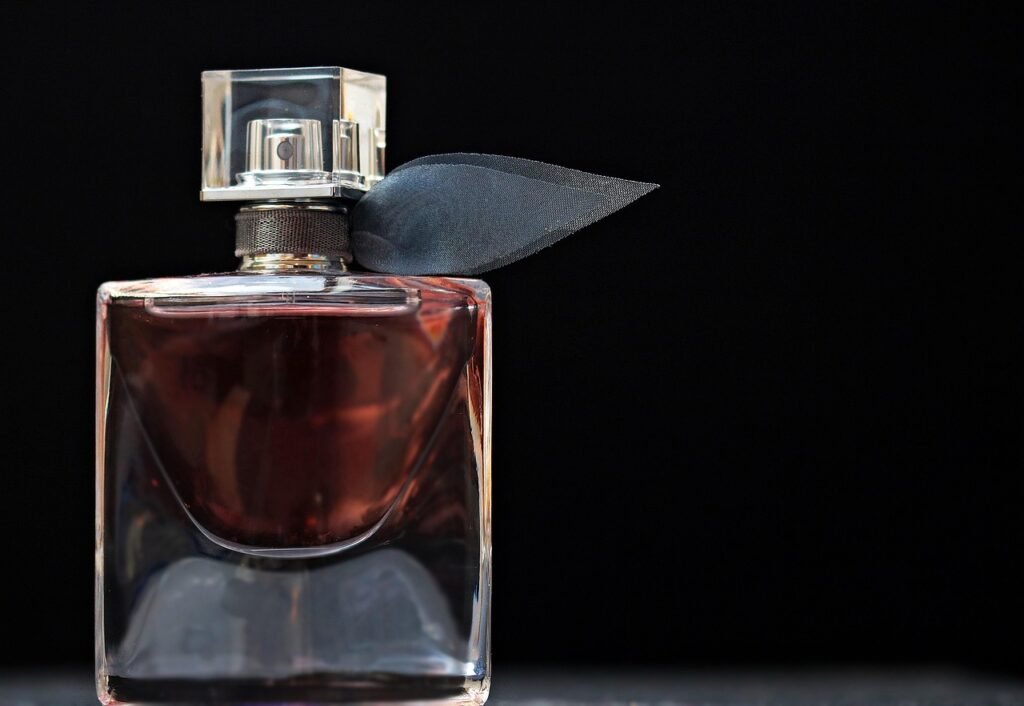 Czy perfumy mogą pachnieć… kolorem? Odcień jako nuta zapachowa: jak marki tworzą kompozycje inspirowane ultramaryną, magenta i zielonym chromem