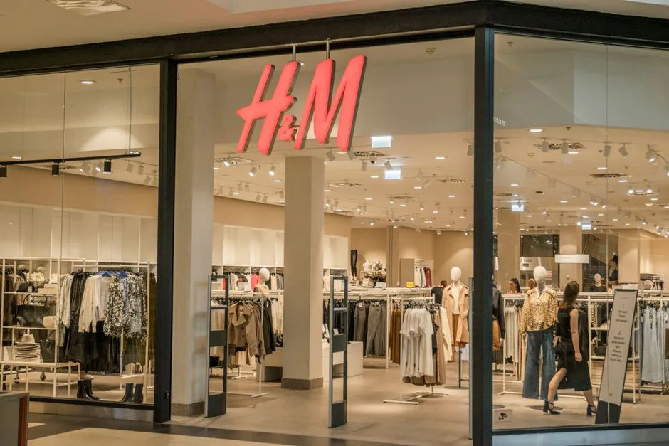 Explore the modern design and fashion collection at this H&M store located in a bustling shopping mall.