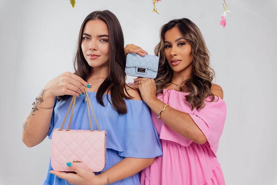 Torebka shopperka vs. mini bag – którą wybrać do swojej sylwetki i stylu życia? Praktyczny przewodnik po najmodniejszych fasonach sezonu