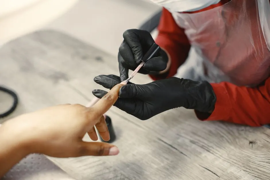 Manicure „stained glass” – jak wykonać witrażowe paznokcie z wykorzystaniem folii transferowej i kolorowych żeli?