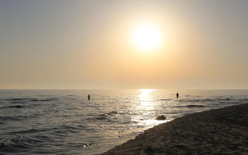 wędkarz, morze, wędkarstwo, relaks, spokojna, plaża, cierpliwość, digital detox, na wolnym powietrzu, natura, bornholm, morze bałtyckie