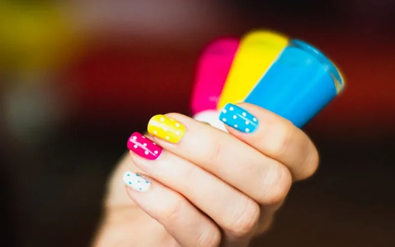 czerwony, paznokcie, moda, kwiat róży, manicure, piękne kwiaty, manicure paznokci, kobieta, makijaż, przepych, polskie, kwiat tło, natura, tapeta kwiatowa, kolor, lakier do paznokci, róża, kwiaty, płatki, elegancja, jasny