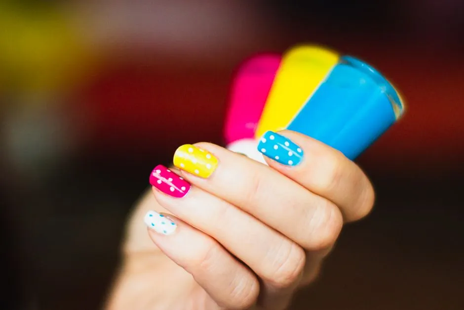 Paznokcie „aurora nails” – jak uzyskać efekt zorzy polarnej na paznokciach za pomocą magnetycznych lakierów i pyłków?