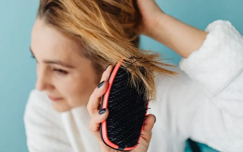 Koreańska metoda „scalp training” – jak wytrenować skórę głowy, by rzadziej się przetłuszczała i wydłużyć świeżość fryzury