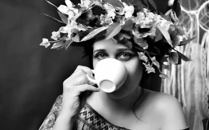 woman, coffee, dziewczyna, natura, portret, fotografia, wygląd, filiżanka kawy, oczy, lato, twarz, ludzie, piękno, włosy, kobieta, wianek, folklor, filiżanka