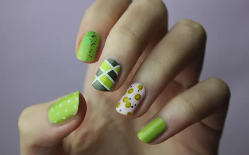 sztuka zdobienia paznokci, manicure, paznokcie, lakier do paznokci, piękne kwiaty, skórki, zielony manicure, zielone zdobienia paznokci, zielony lakier do paznokci, kwiaty, kolor, polskie, kwiat tło, kobieta, ręka, nail spa, styl, przepych, tapeta kwiatowa, płeć żeńska, natura, naturalne paznokcie, eleganckie paznokcie